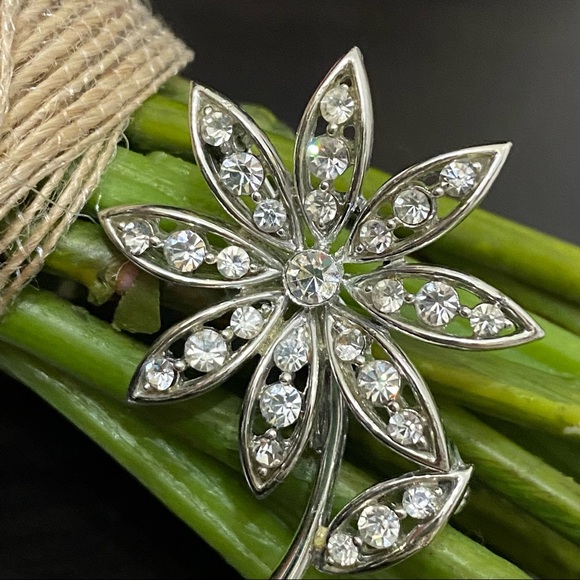 Vintage LISNER Silver-tone Rhinestones Flower Brooch - Picture 4 of 12